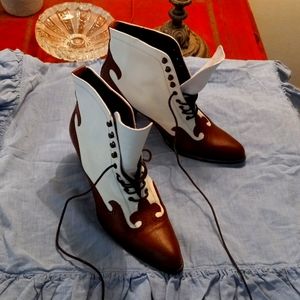 Women's   Vintage Guess Western/ Victorian Style Booties size 8.5 M Fluer de Lis